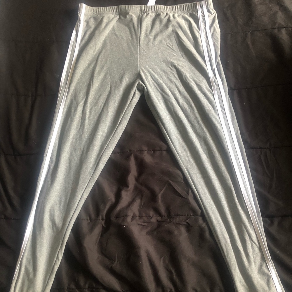 Grey leggings with white side stripes